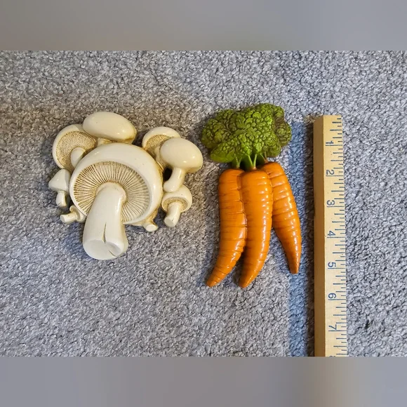 HOMCO Vintage Mushroom & Carrot Resin Decor